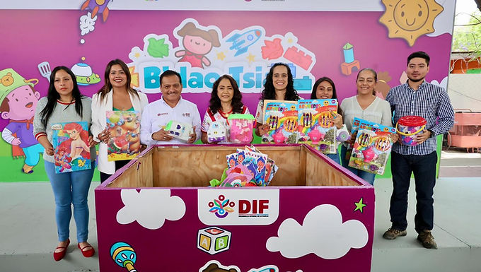 Donan dependencias de Gobierno juguetes a la campaña del DIF