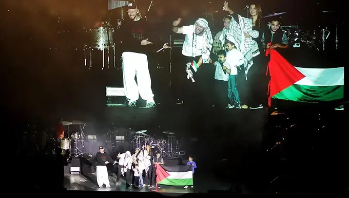 Al grito de “Palestina libre”, el rap de Residente cimbra el Zocalo