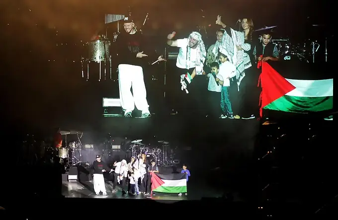 Al grito de “Palestina libre”, el rap de Residente cimbra el Zocalo