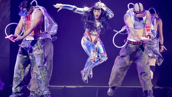 Katy Perry conquista a sus fans con su "vibra espacial"