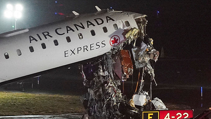 Dos personas mueren tras colisión de avión y camión de bombe