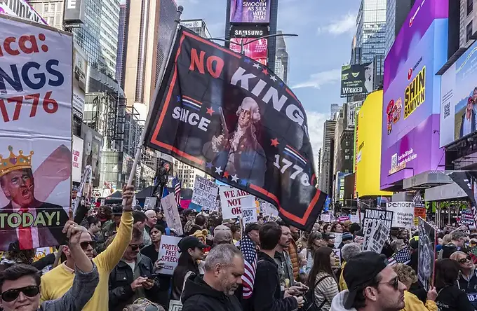 "No a los reyes": Estados Unidos se moviliza contra Trump