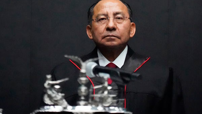 Dilema de mantener o sacar a su poderoso presidente Rafael Guerra