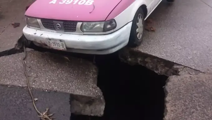 Taxi queda “flotando” al borde del abismo por un mega socavón en Calzada Vallejo, Azcapotzalco