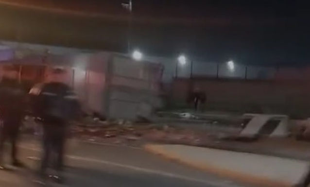 Tráiler impacta contra caseta en Tepotzotlán luego de intento de secuestro