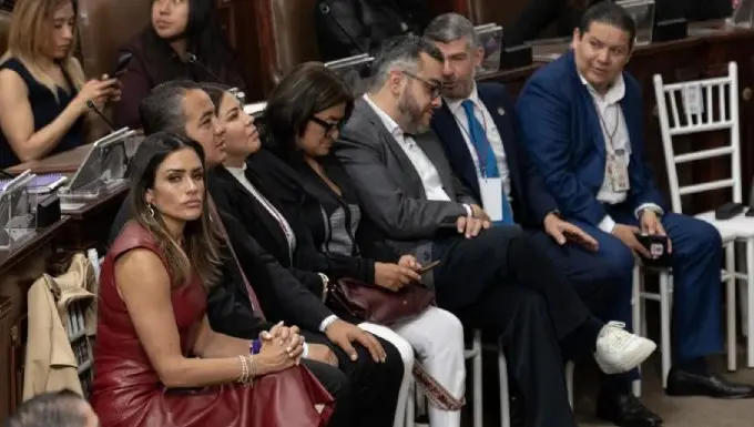 Alessandra Rojo de la Vega denuncia agresión antes de entrar al informe de Brugada