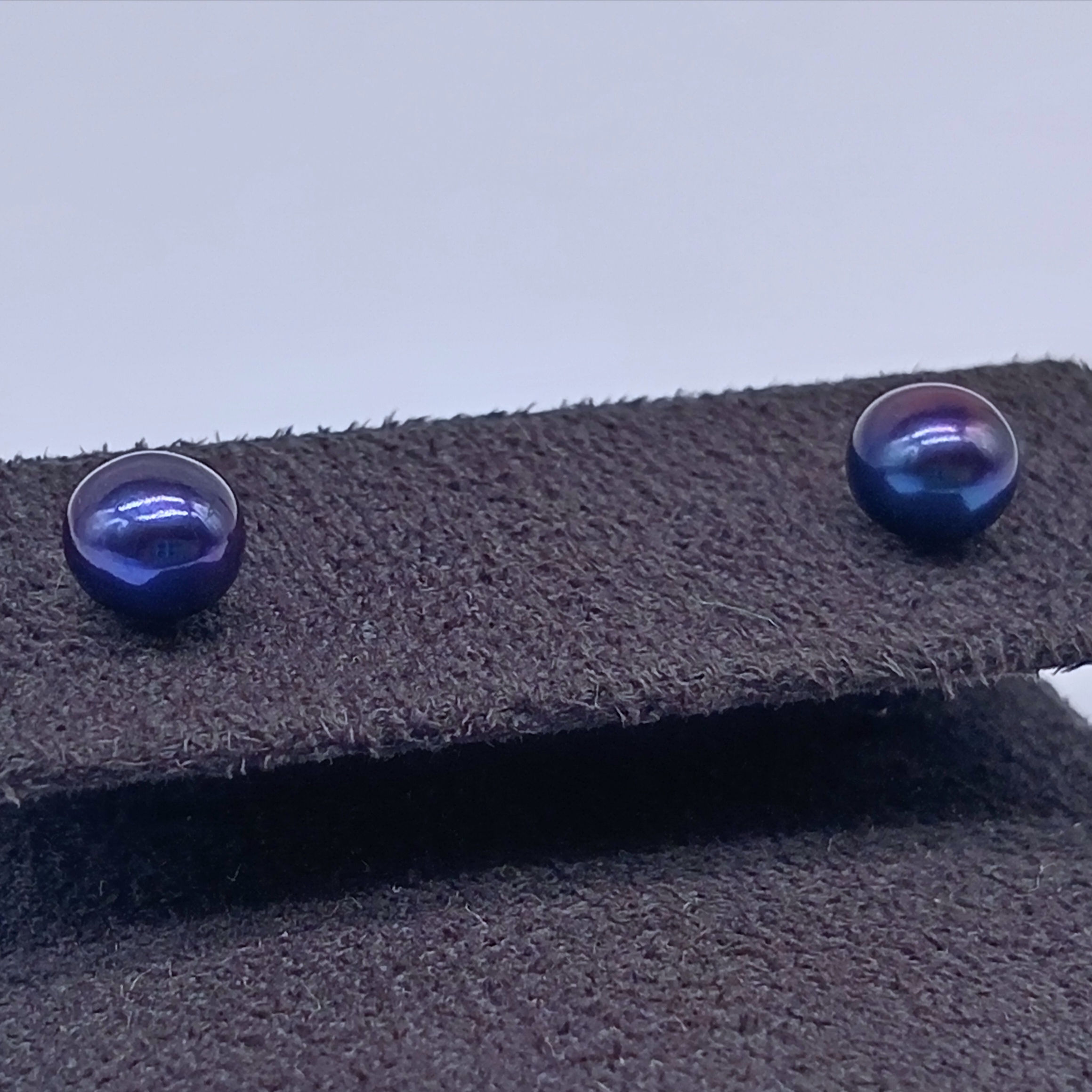 Deep violet (purple) pearl stud earrings 