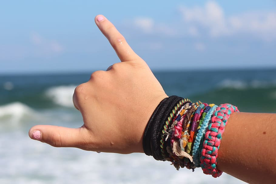 BIDCsea-shaka-bracelet-hand.jpeg