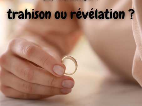 Une main retire une alliance, symbole d’un doute ou d’une remise en question. Cette image illustre le dilemme de l’infidélité : trahison ou révélation ?