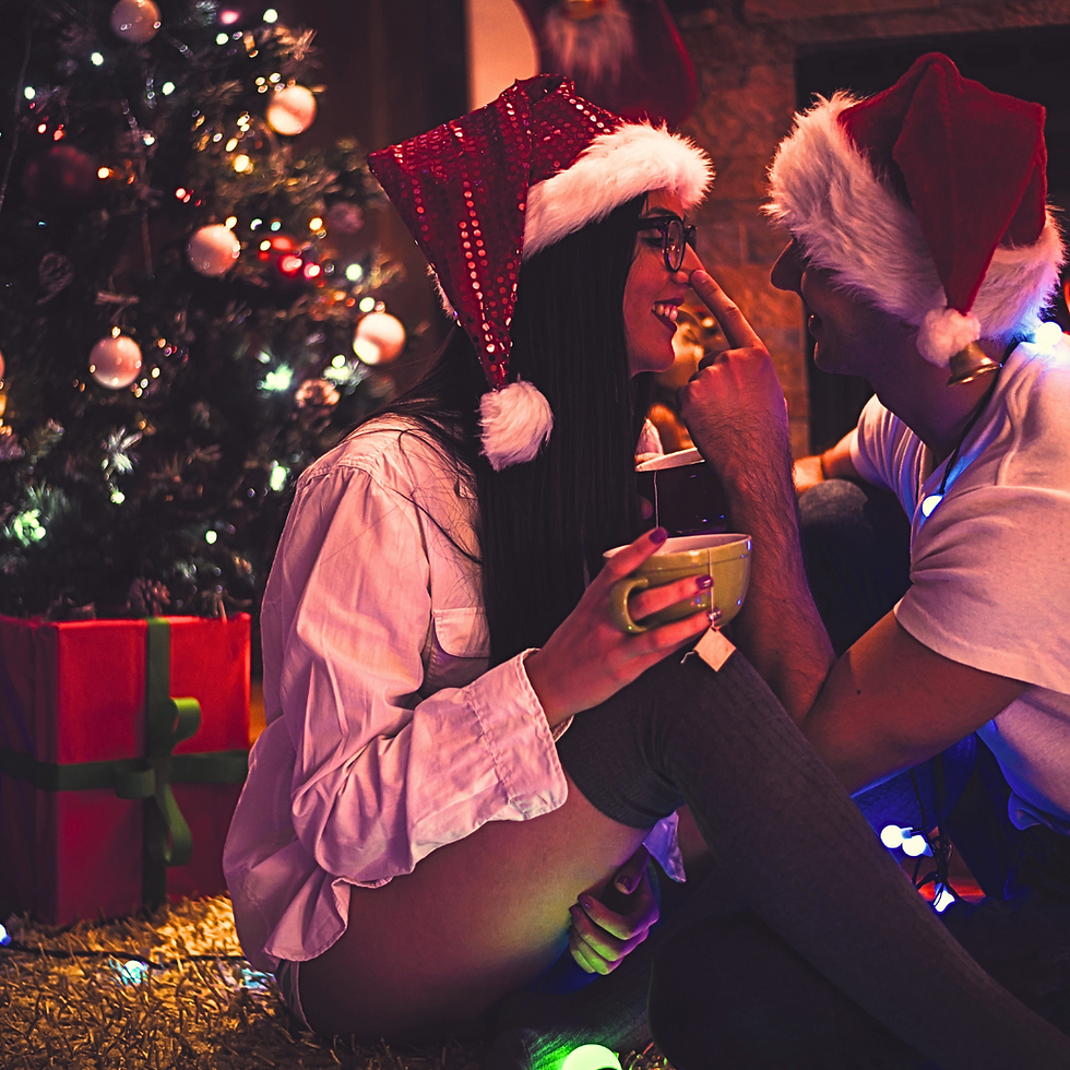 un couple complice devant un sapin de noël