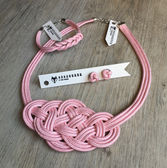 Csomózott ékszer szett világos rózsaszín színben. Levendula karkötő. Felhő nyaklánc. Boróka fülbevaló.