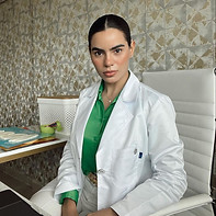 Es una nutrióloga en un consultorio, dando consultas de nutrición