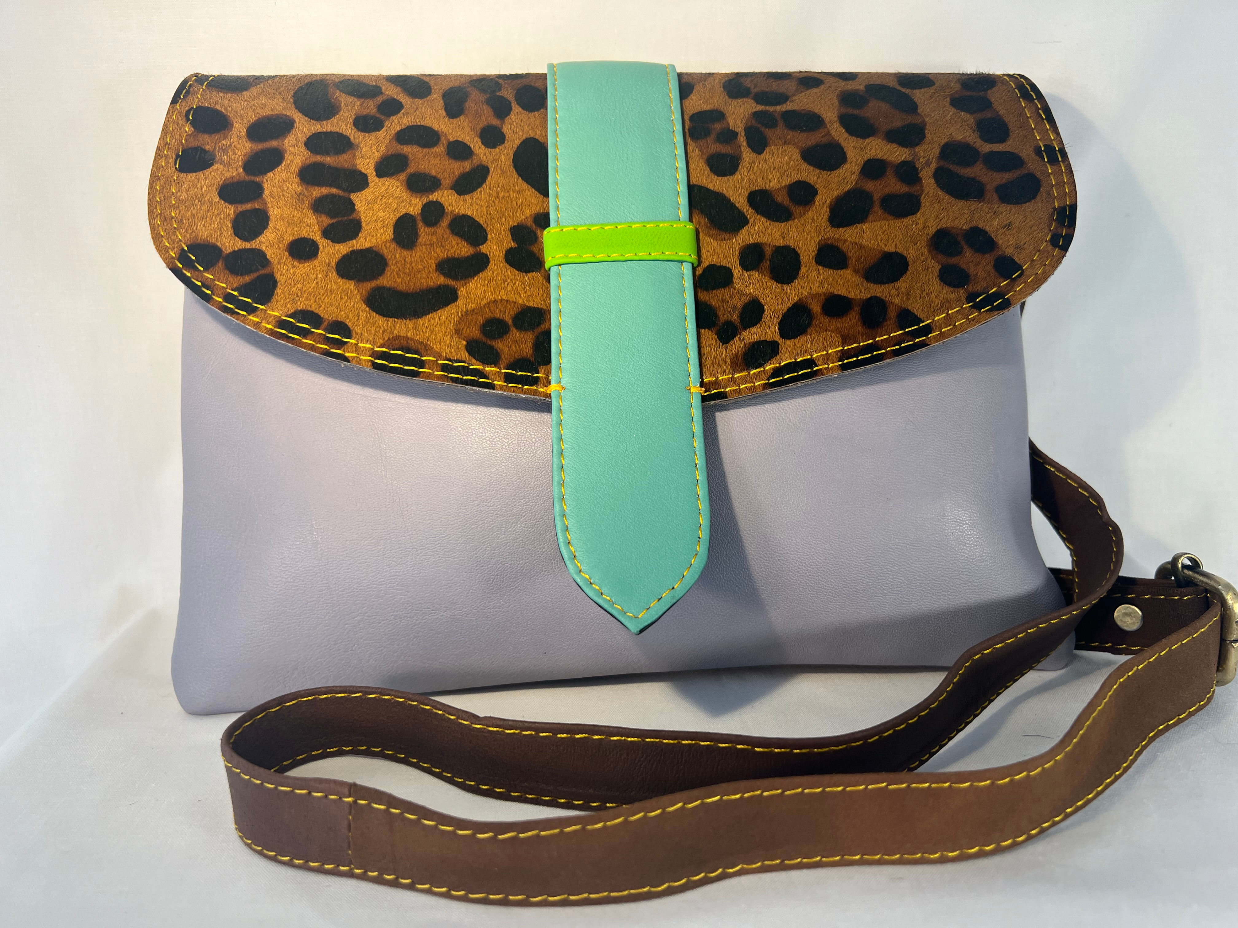Sac à main/pochette "Clutch": gris violet/vert opaline/guépard