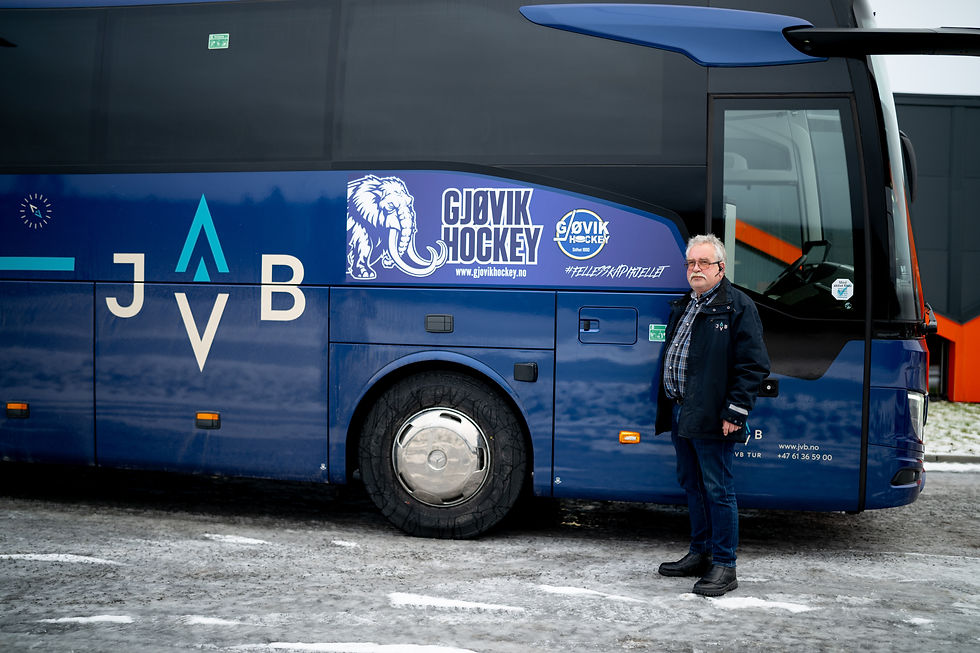 Svein Rindal i JVB Tur foran den "nye" spillerbussen til Gjøvik Hockey. FOTO: Fredrik Hagen