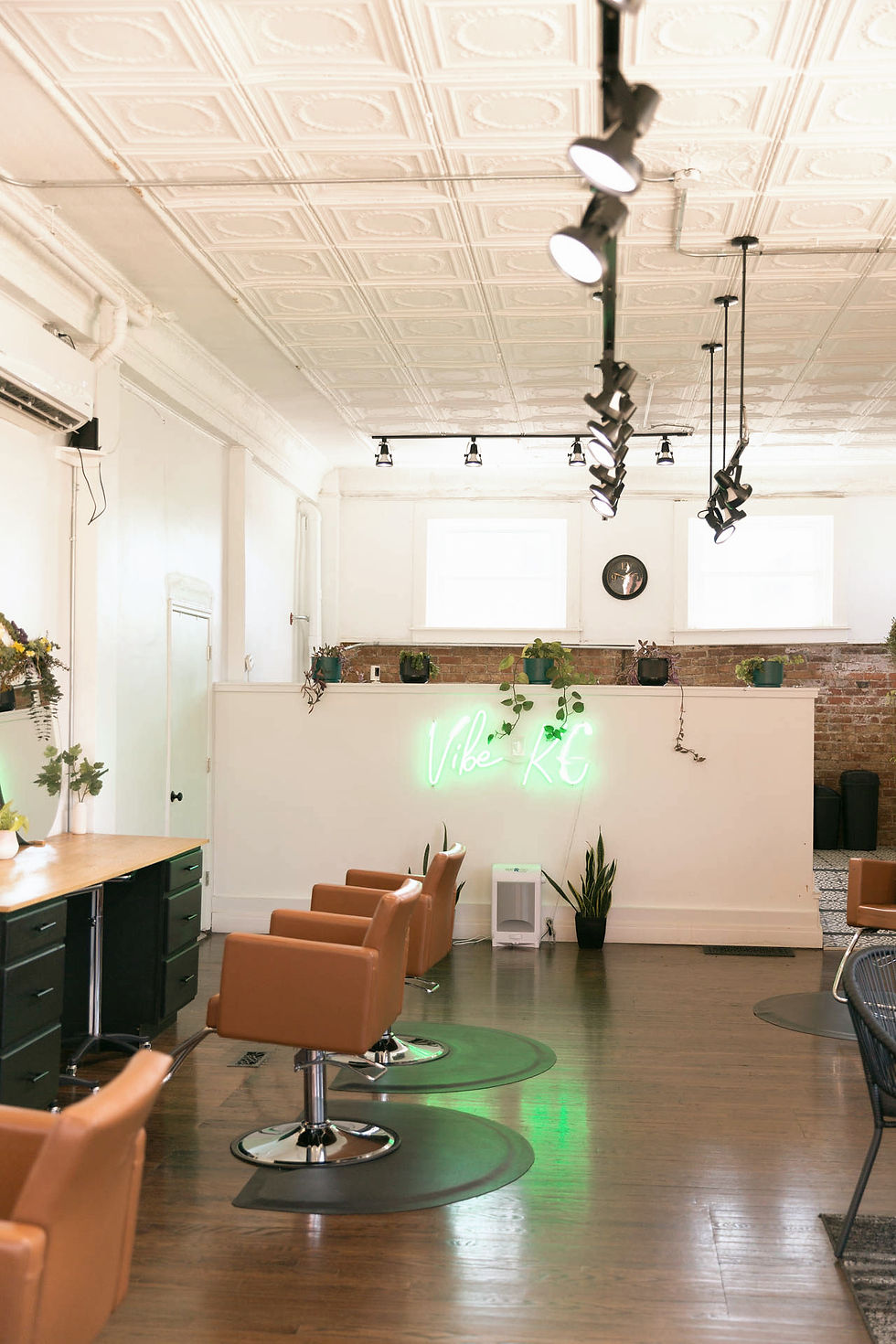 Experience expert hair coloring, blonding, and trims at Vibe KC, Kansas City’s go-to salon for healthy, vibrant, and stylish hair. Book your appointment today!