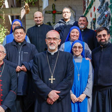 „Wir sind immer noch hier.“ Katholischer Patriarch hält Weihnachtsmesse in einer von Israel während des Krieges bombardierten Kirche in Gaza