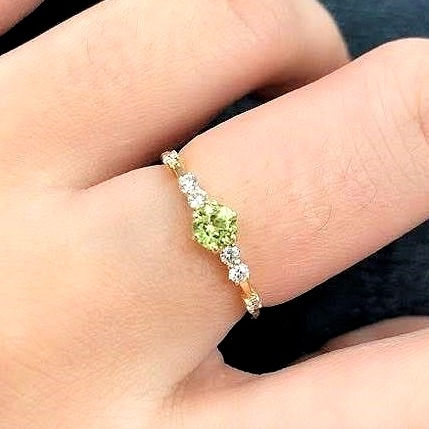 サムネイル： 誕生石リング｜婚約指輪