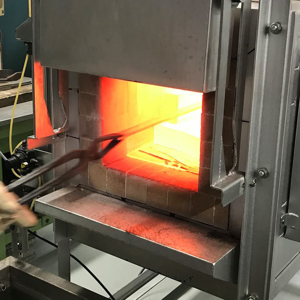 サムネイル： 鍛造（たんぞう）製法
