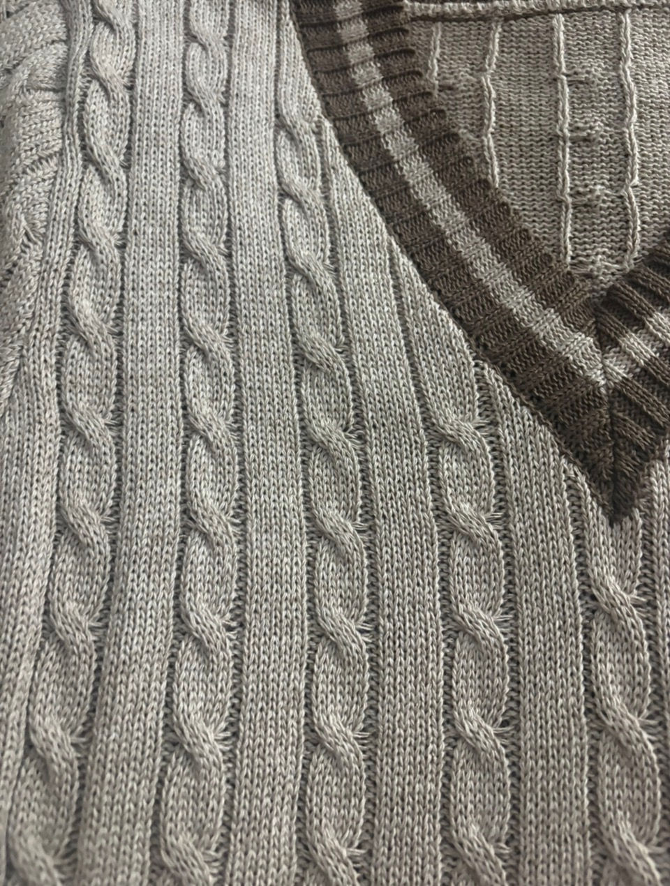 Maglia a trecce tortora/marrone