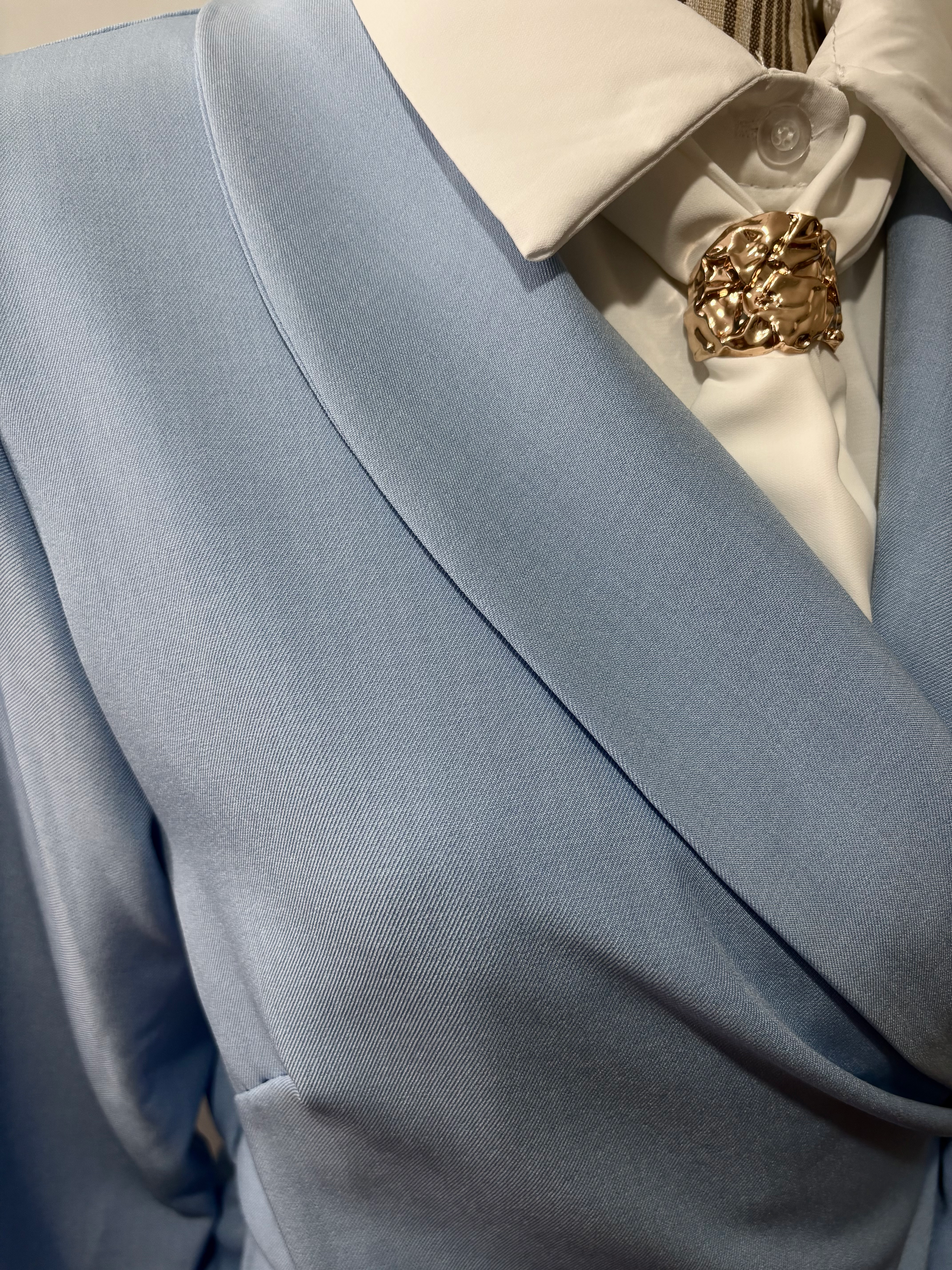 Blazer celeste con cintura e nodo laterale