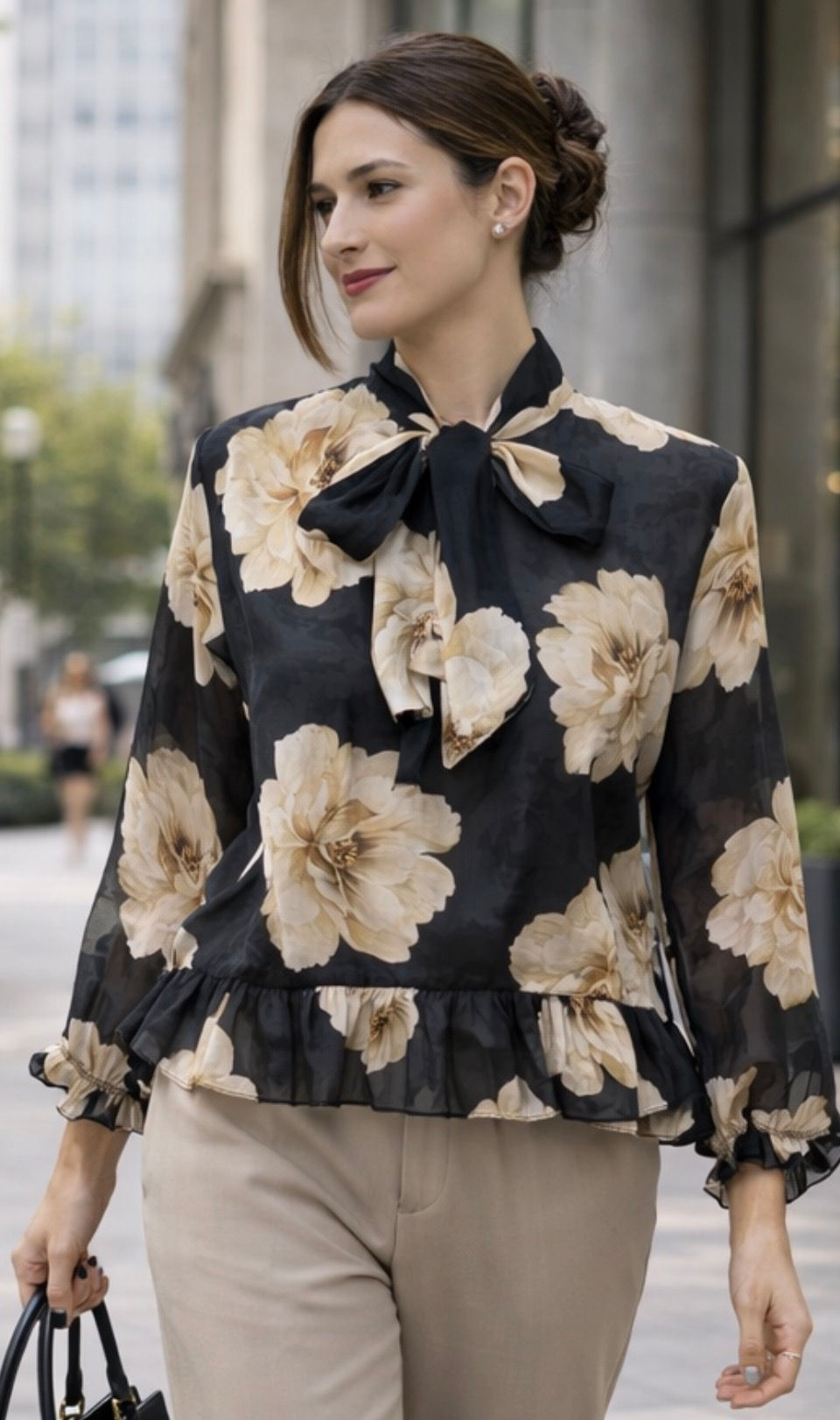 Blusa floreale con fiocco