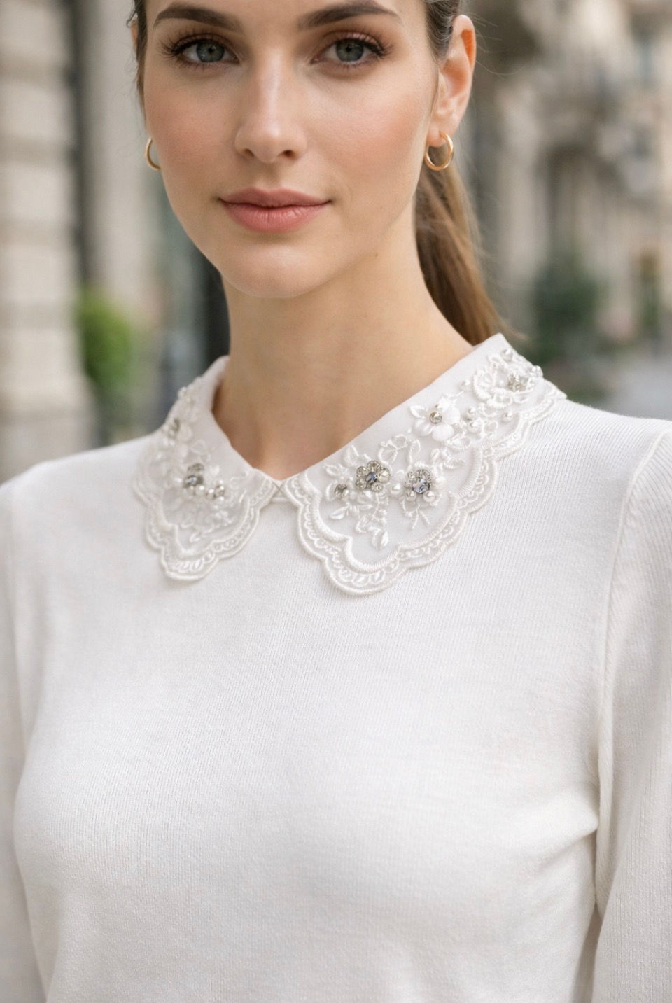 Maglia nera con colletto gioiello
