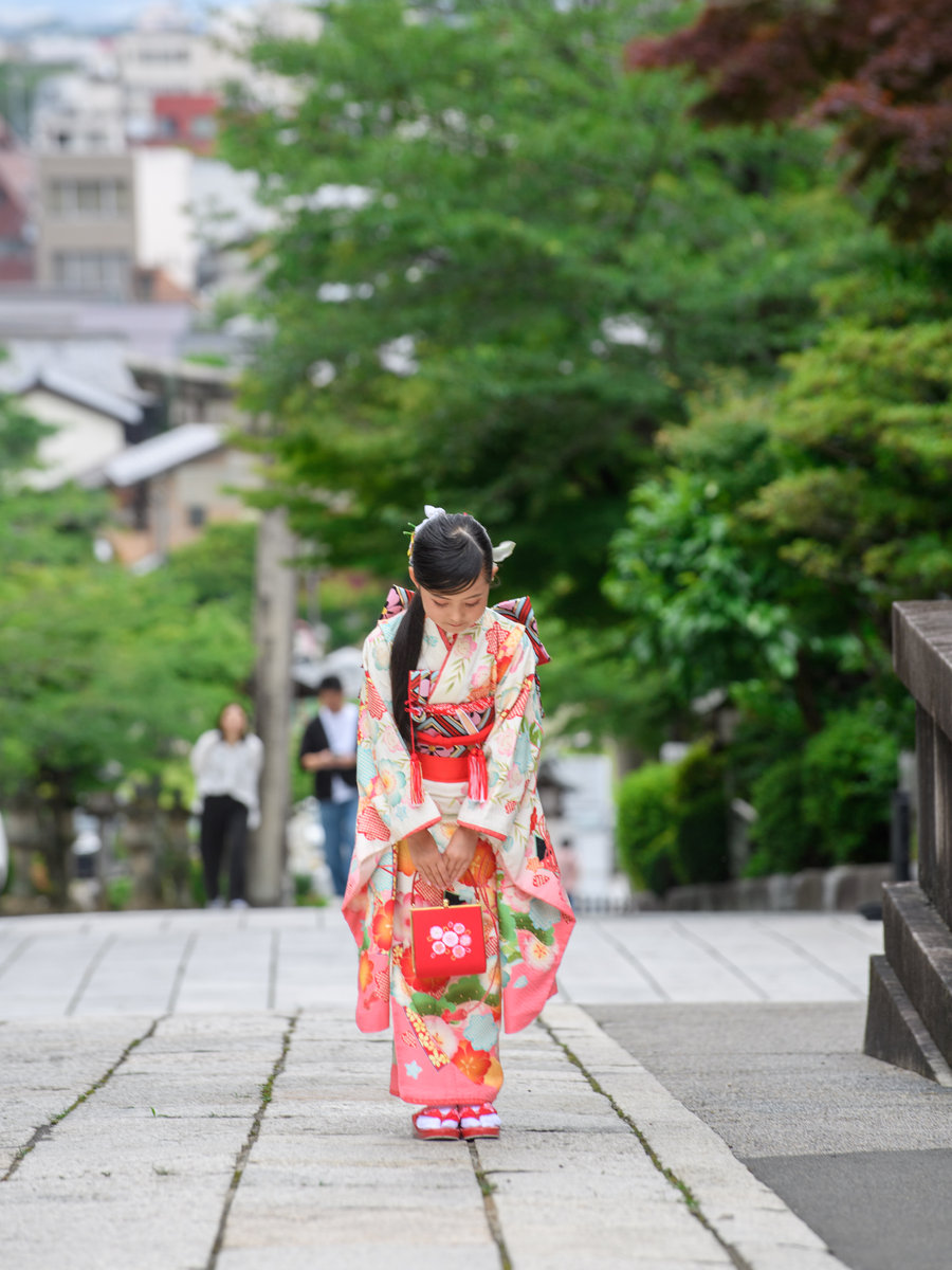 参道で一礼する七五三のお子さま