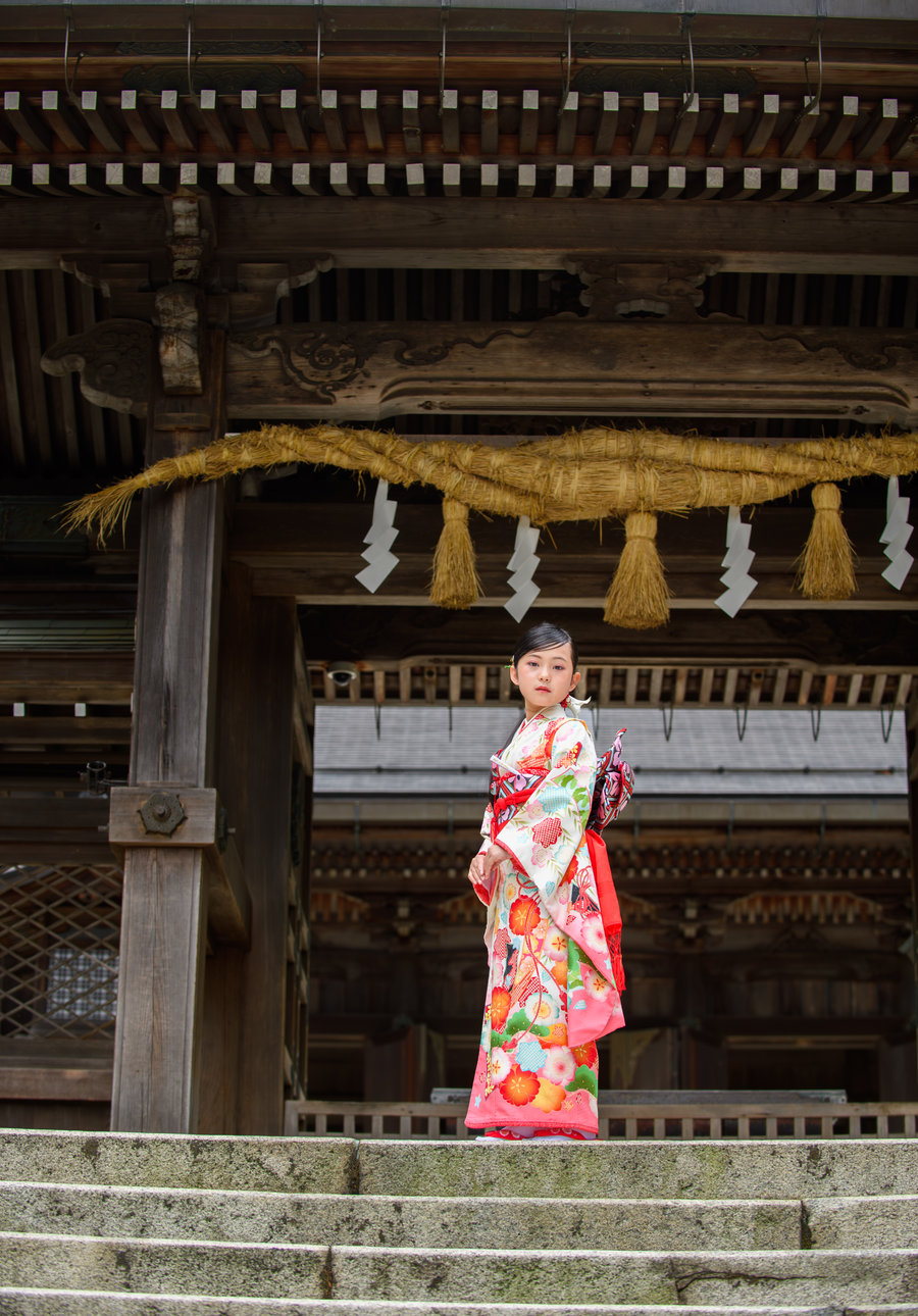 石段の上に立つ七五三のお子さま