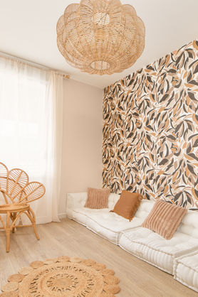 tapisserie, casamance, fauteuil en osier, luminaire, coussins, tapis naturel
