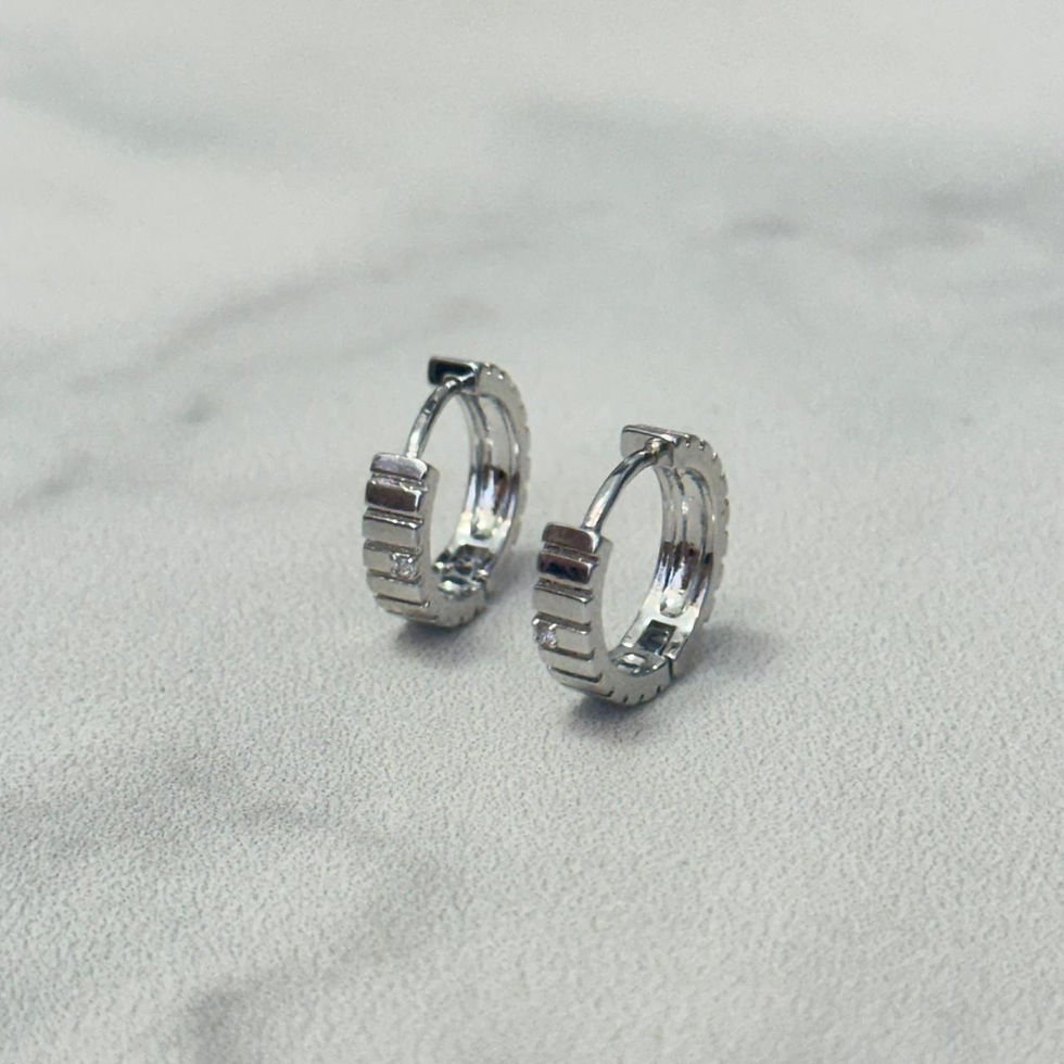 Miniatura: BRINCO ARGOLA PEQUENA COM DESIGN QUADRADO PONTO EM ZIRCÔNIA