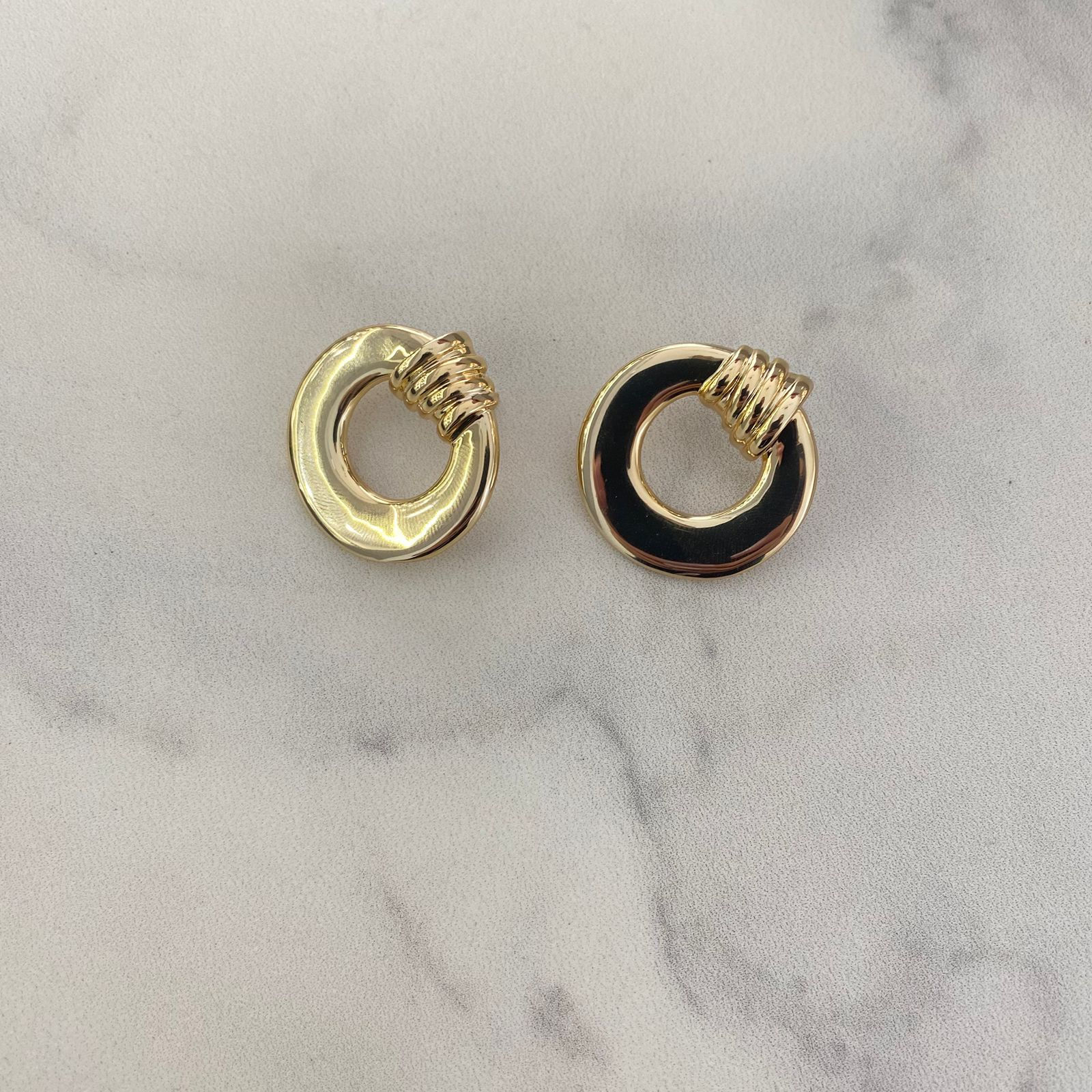 BRINCO REDONDO VAZADO COM DETALHE DE AMARRAÇÃO