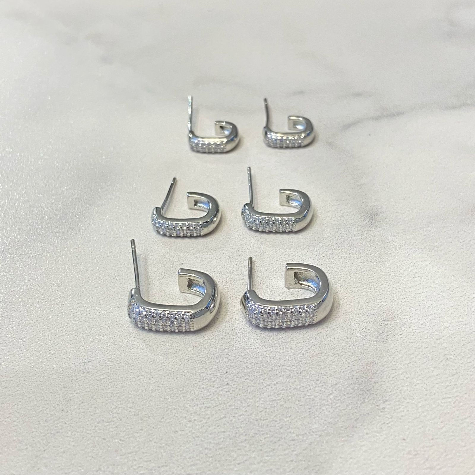 TRIO DE BRINCOS ARGOLA MEIA VOLTA COM ZIRCÔNIAS CRAVEJADAS