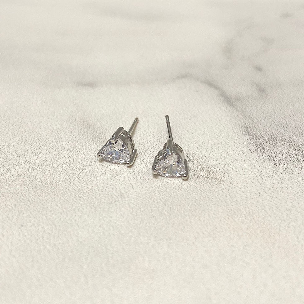 BRINCO SEGUNDO FURO CORAÇÃO COM CRISTAL