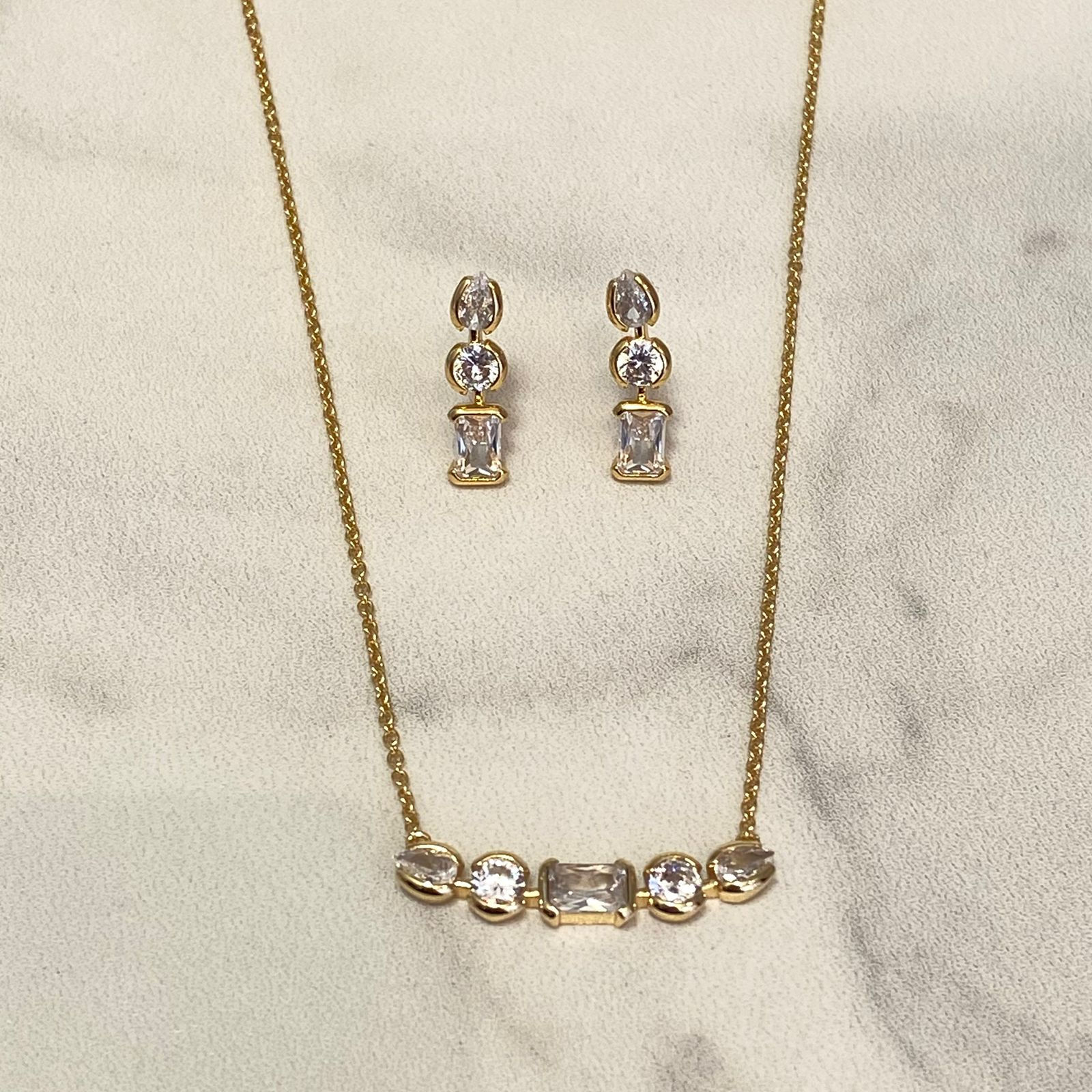 CONJUNTO COLAR E BRINCO FORMAS LIGHT COM ZIRCONIAS