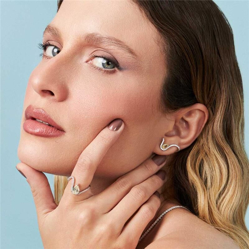 BRINCO EAR CUFF CURVO COM CRISTAL DE GOTA PRATA RODINADA