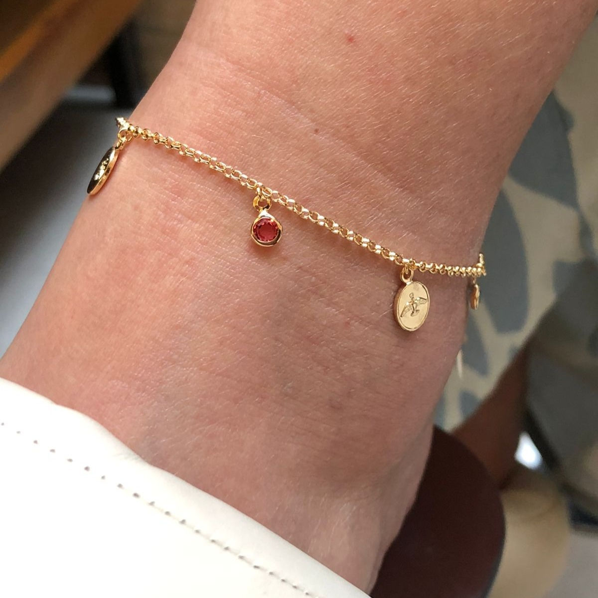 TORNOZELEIRA PEDRINHAS COLORIDAS E PINGENTE ESPÍRITO SANTO