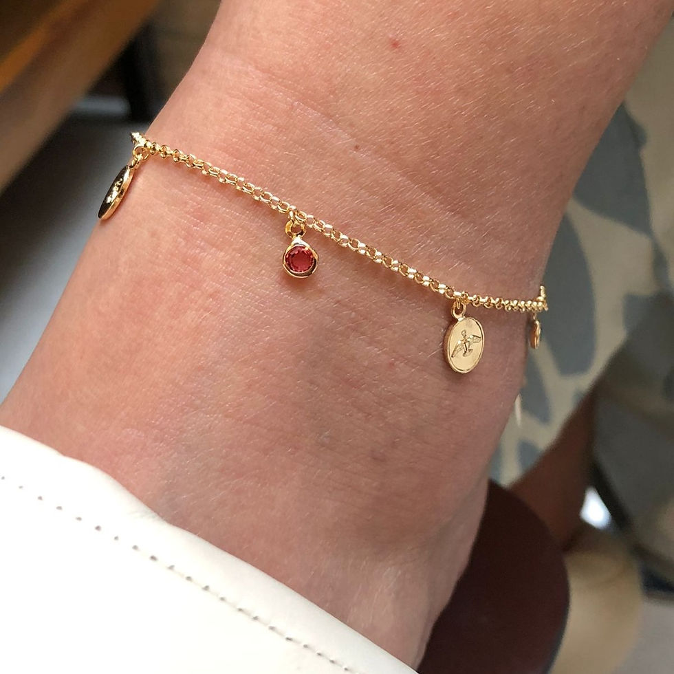 TORNOZELEIRA PEDRINHAS COLORIDAS E PINGENTE ESPÍRITO SANTO