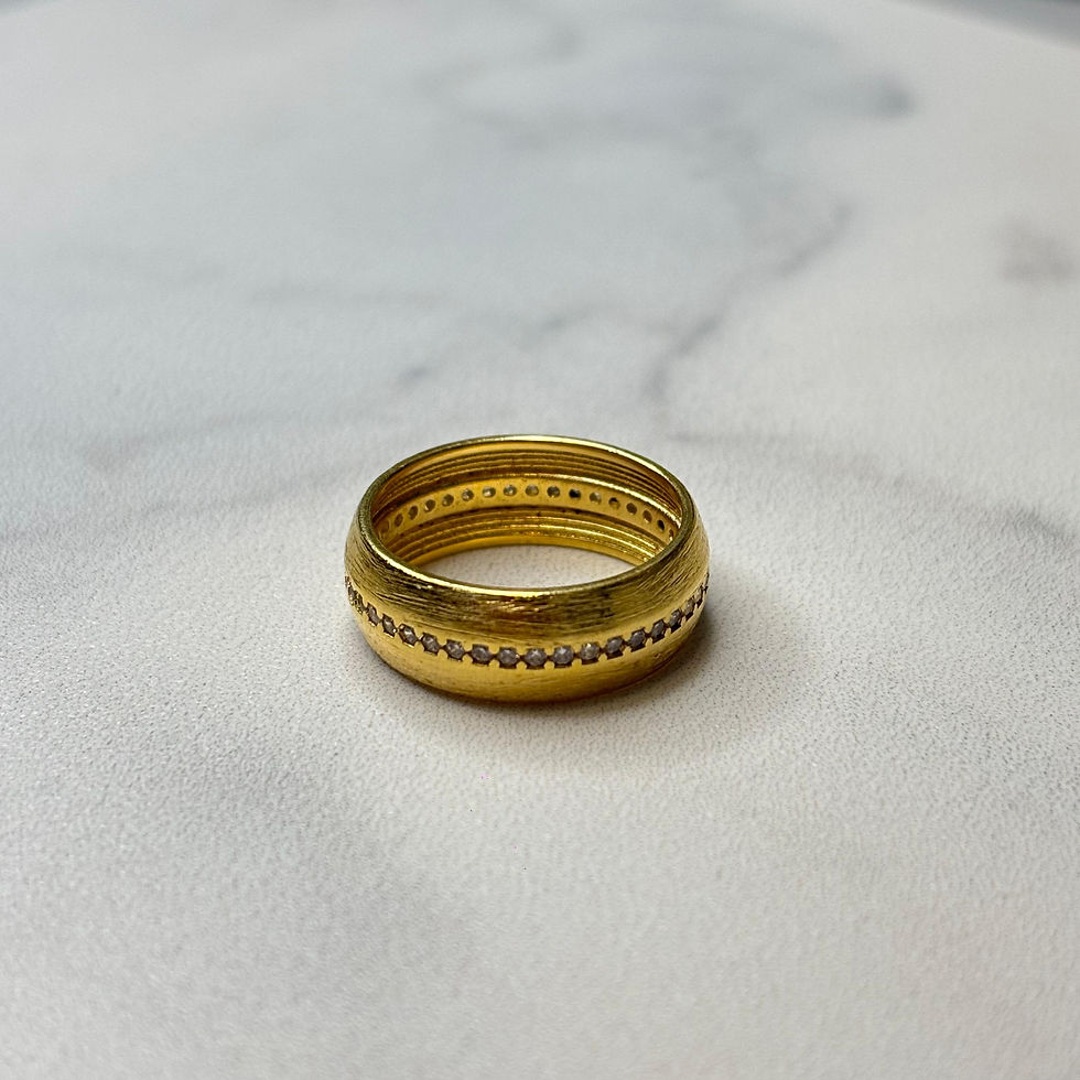 Miniatura: ANEL DOURADO TEXTURIZADO COM FILEIRA DE ZIRCÔNIAS