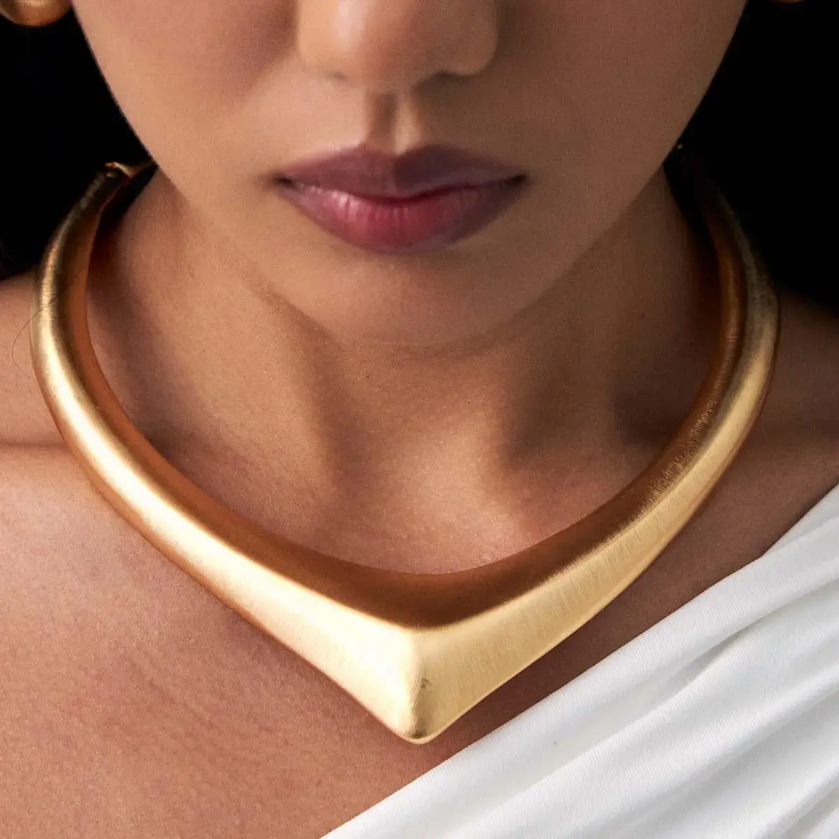 GARGANTILHA TRIANGULAR COM ABERTURA CURVA ACETINADA