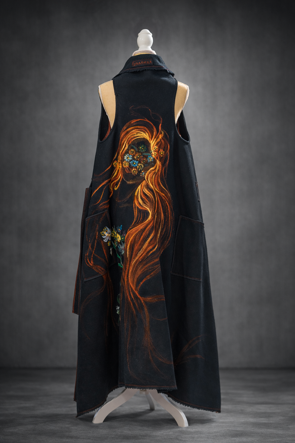 Дълго вълнено ръчно рисувано елече "Златно момиче" от Хубавица