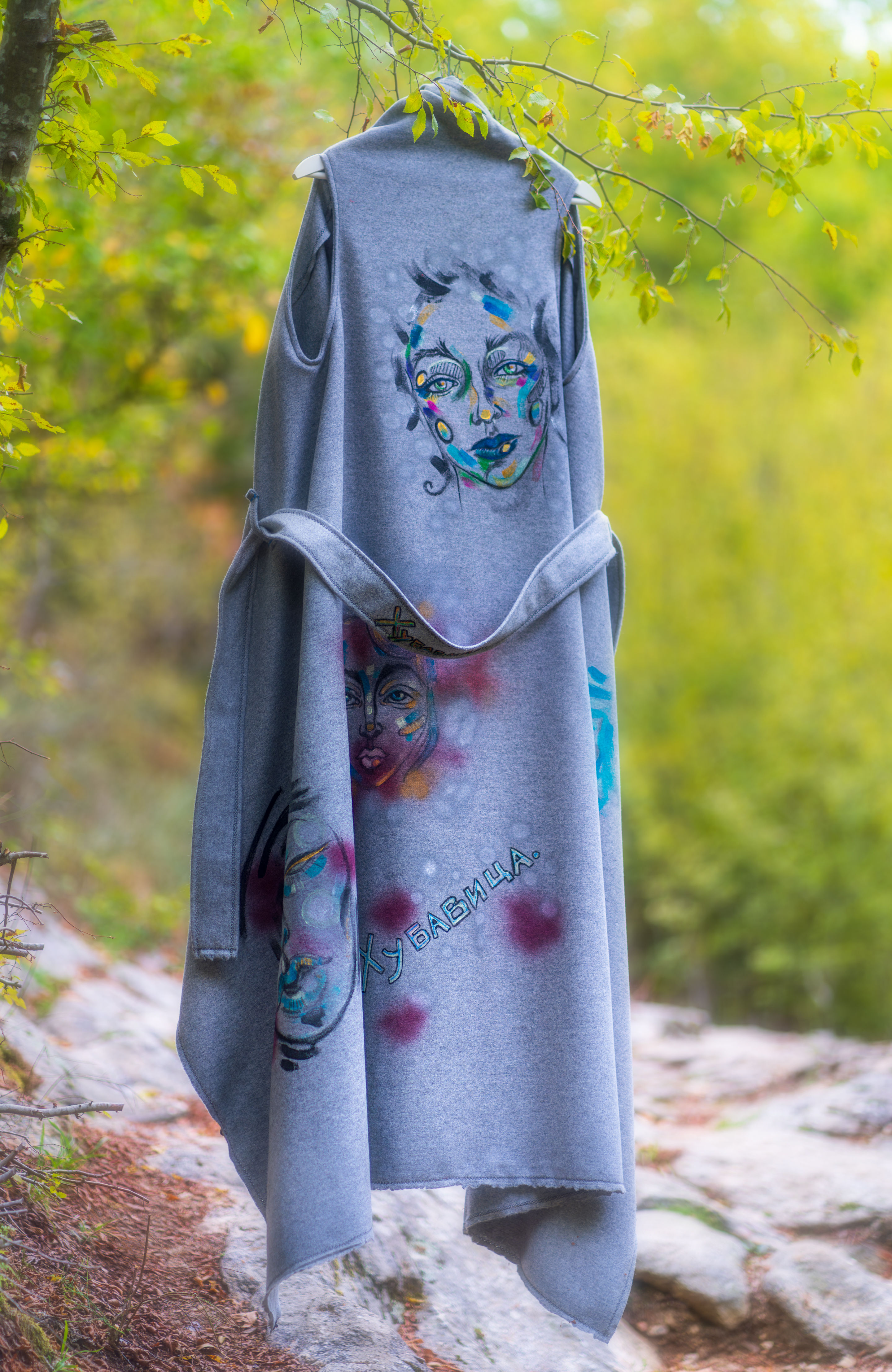 Хубавица е облечена с дълго ръчно рисувано елече "Поглед"