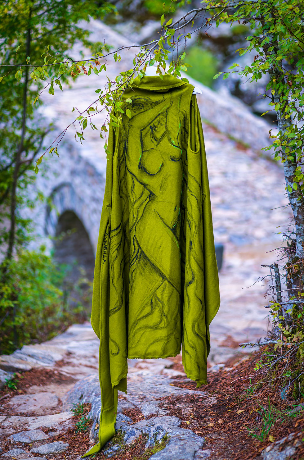 дълго зелено елече с артистична рисунка на гола хубавица