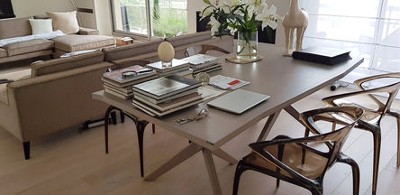 Salon décoré en beige et chaises Ava . Déc par le Studio 61