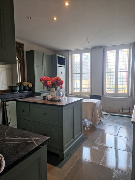 Belle cuisine avec un sol en pierre