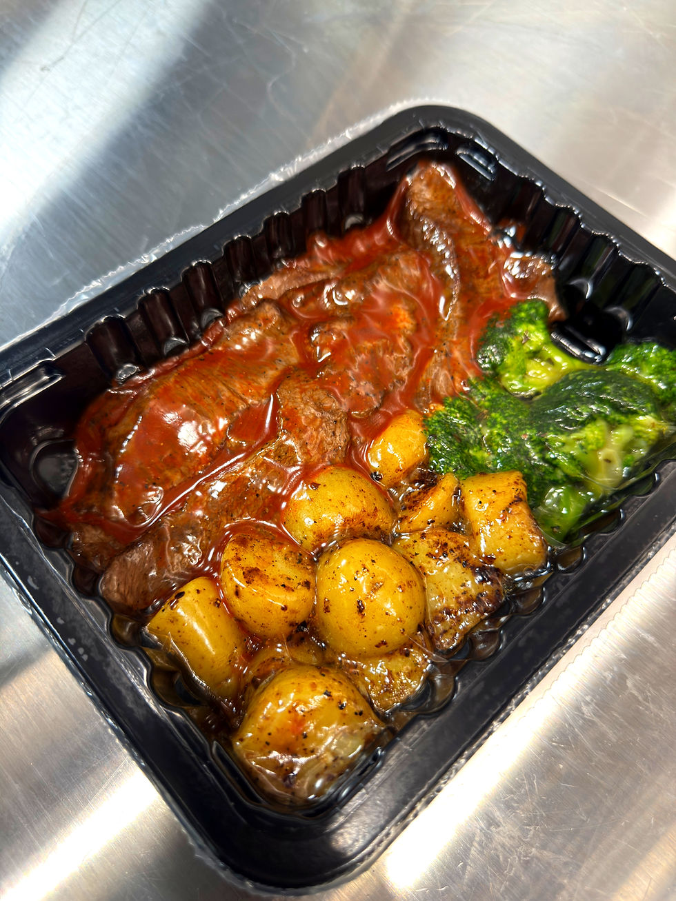 High protein and low carb meals with steak and broccoli.