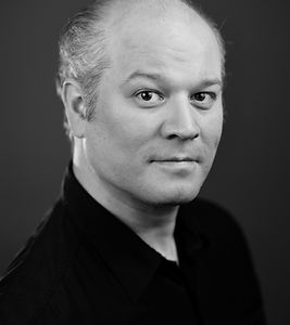 Arthur Lazalde headshot 01_edited.jpg