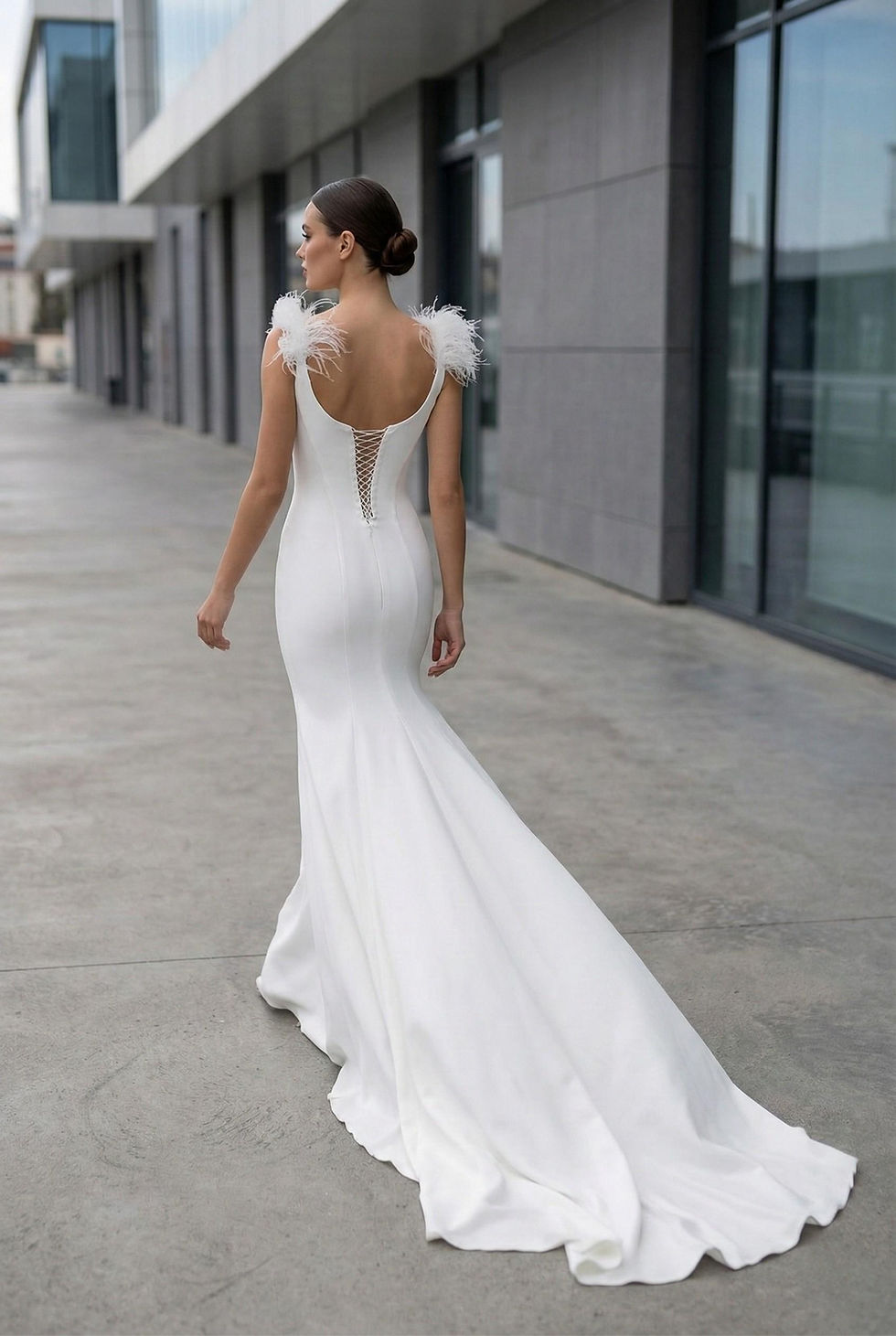 Sırttan ipli (korseli) ayarlanabilir, sade krep kumaş gelinlik arkası. Vücudu saran modern balık kesim.