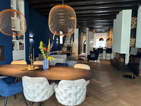 Betoverend woonkamerproject Harderwijk: weelderige inrichting, harmonieus kleurenschema, luxe meubels en een oase van rust en comfort.