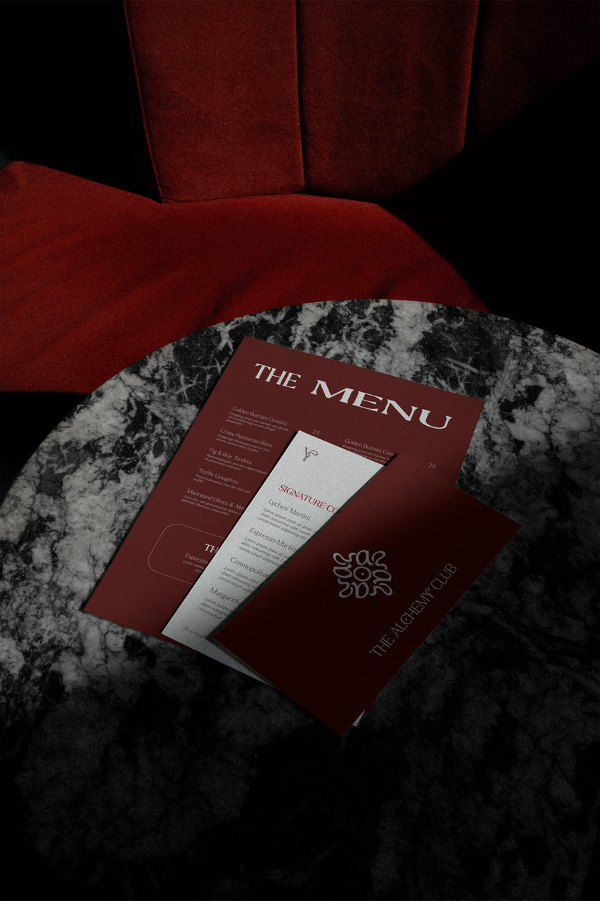 Mockup van een tafel in een restaurant met het ontwerp van menukaarten