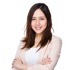折り返しの腕を持つ女性